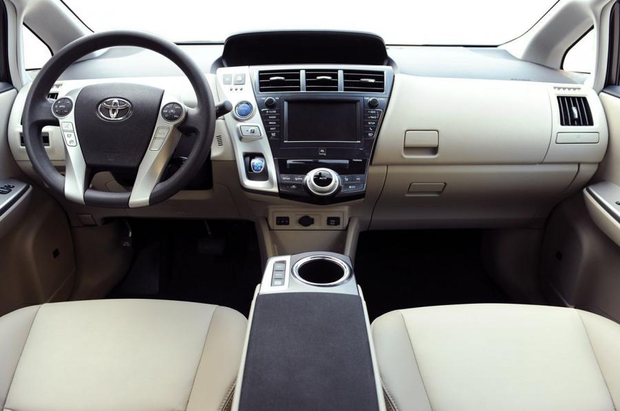 Toyota Prius V 2011 года  (фото 137 из 208)